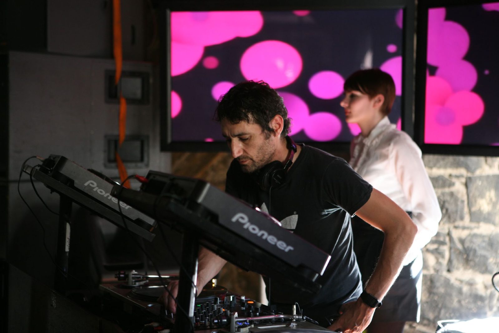 Danny Howells DJing in 2008